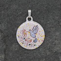 Pendentif émaux Colibri butinant une fleur dans la nature - Émaillé - Émail sur cuivre - Émail Grand Feu - Fait main - Bijou art