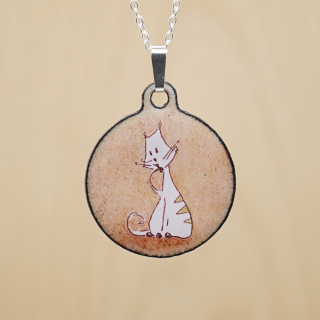 Pendentif en émail sur cuivre - Chat Blanc sur fond Rose