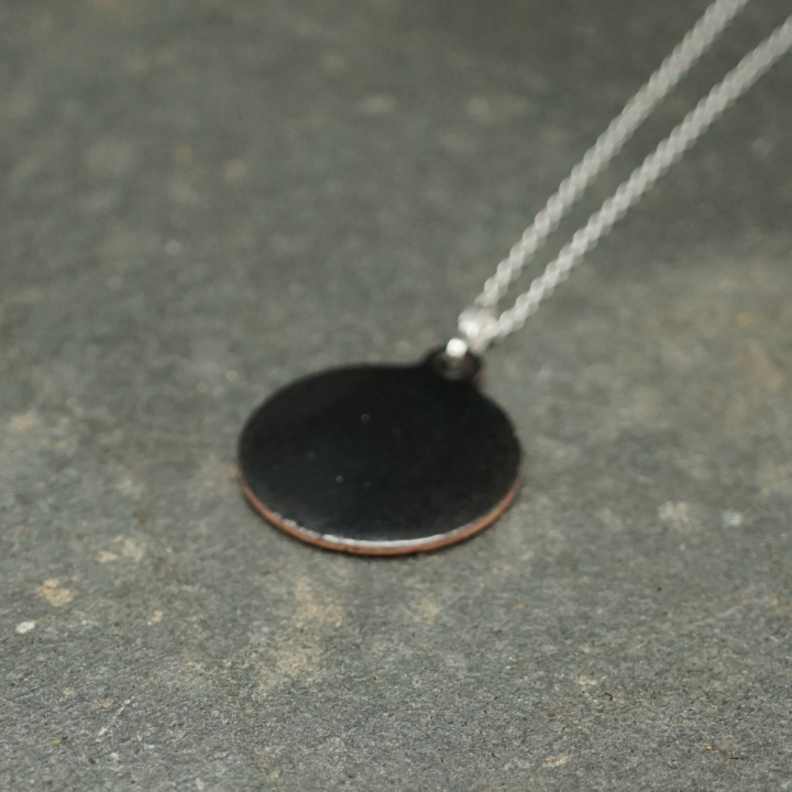 Pendentif émaux Colibri butinant une fleur dans la nature - Émaillé - Émail sur cuivre - Émail Grand Feu - Fait main - Bijou art