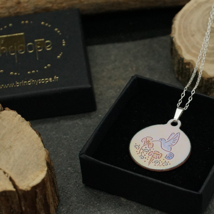 Pendentif émaux Colibri butinant une fleur dans la nature - Émaillé - Émail sur cuivre - Émail Grand Feu - Fait main - Bijou art