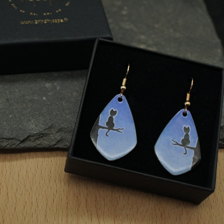 Boucles d'oreilles - Silhouette Chat sur branche - Émaillé - Émail sur cuivre - Émail Grand Feu - Fait main - Bijou art
