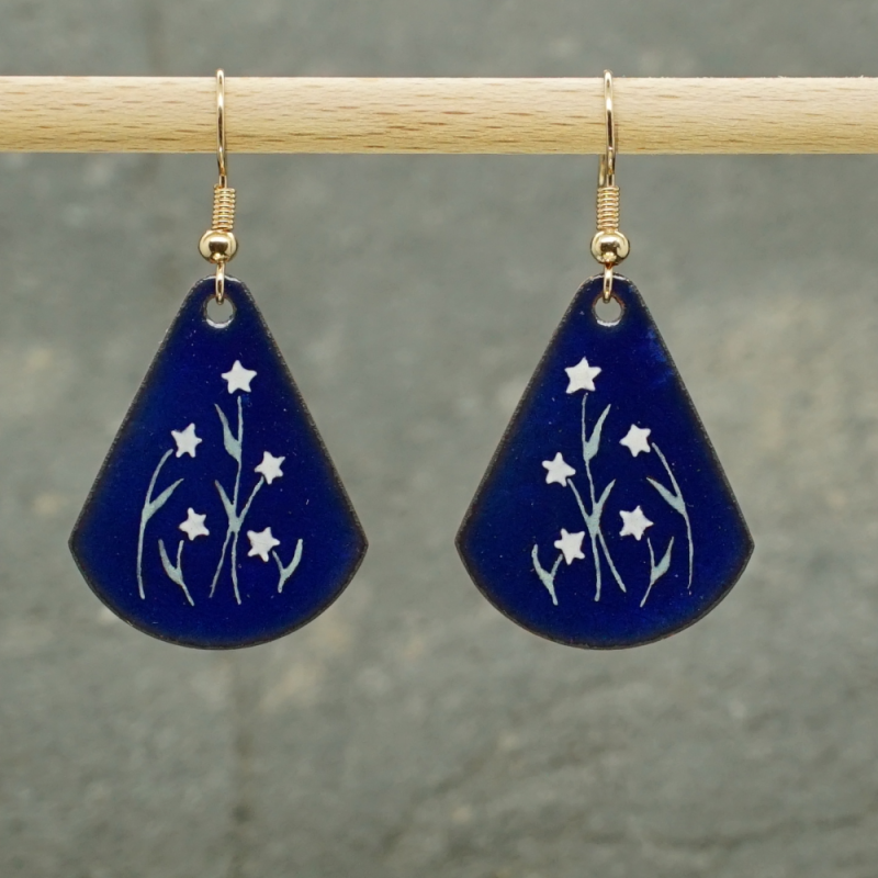 Fleurs étoilées fond bleu - Boucles d'oreilles en émail Fleurs étoilées fond bleu - Boucles d'oreilles en émail