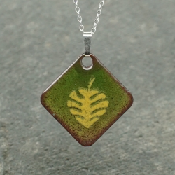 Pendentif en émail Feuille de Monstera