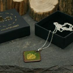 Pendentif émail Feuille de Monstera - Bijou chrétien émaillé - Émail sur cuivre - Émaux Grand Feu - Fait main - Bijou artisanal